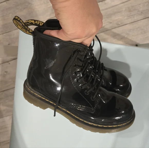 Dr. Martens Kids Glossy Black Boots Juinor Sz 2 Us - Picture 8 of 9